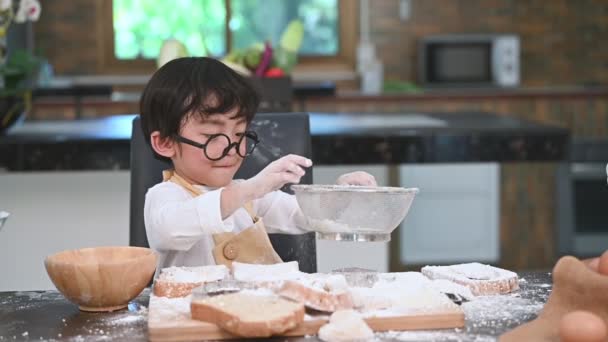 Schattige Kleine Aziatische Jongen Zeven Deeg Meel Met Sifter Zeef — Stockvideo