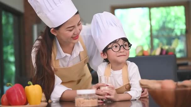 Mooie Aziatische Vrouw Schattige Kleine Jongen Met Brillen Bereiden Koken — Stockvideo