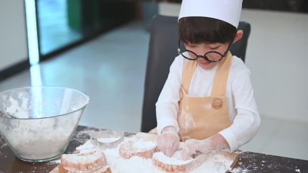 Bonito Menino Asiático Com Óculos Chapéu Chef Avental Jogando Assar — Vídeo de Stock