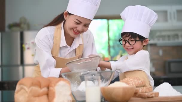 Carino Bambino Asiatico Bella Madre Setacciando Farina Pasta Con Colino — Video Stock