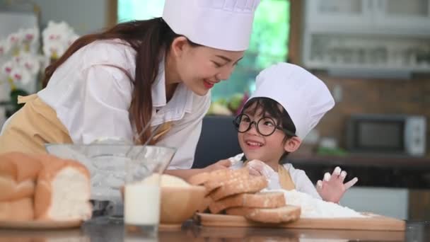 Lindo Niño Asiático Con Anteojos Sombrero Chef Delantal Disfrutar Pintura — Vídeo de stock