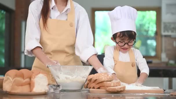 Cute Little Asian Boy Piękna Matka Przesiewa Mąkę Ciasta Domowej — Wideo stockowe