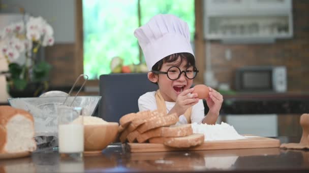 Aranyos Kis Ázsiai Fiú Szemüvegek Chef Kalap Kötény Izgalmas Tojás — Stock videók