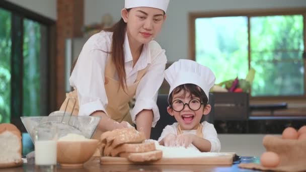 Cute Little Asian Boy Piękna Matka Przesiewa Mąkę Ciasto Przesiewa — Wideo stockowe