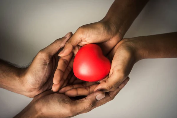 Aiutare la mano del donatore di cuore per il paziente con malattie cardiache. Uomo gi — Foto Stock