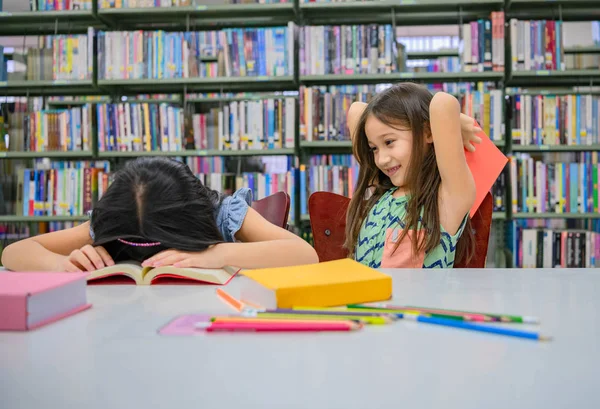 Felicidad dos chicas lindas diversidad lectura libro y burlas a h — Foto de Stock