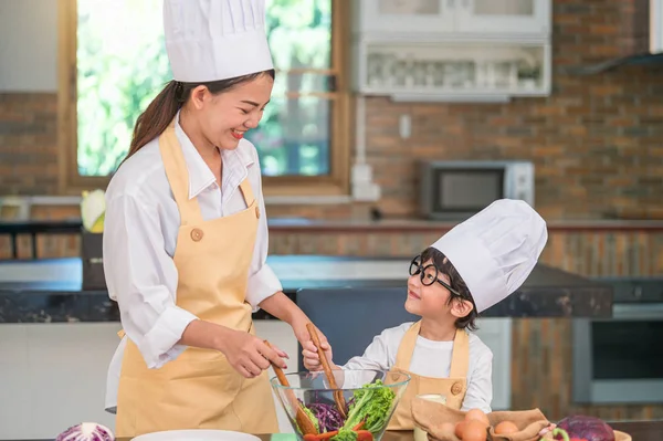 Feliz hermosa mujer asiática y lindo niño con gafas — Foto de Stock