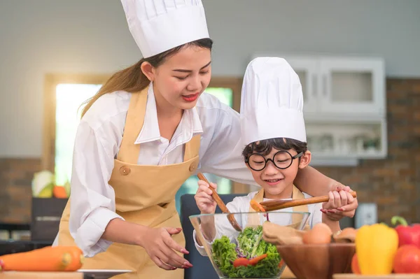 Feliz hermosa mujer asiática y lindo niño con gafas — Foto de Stock