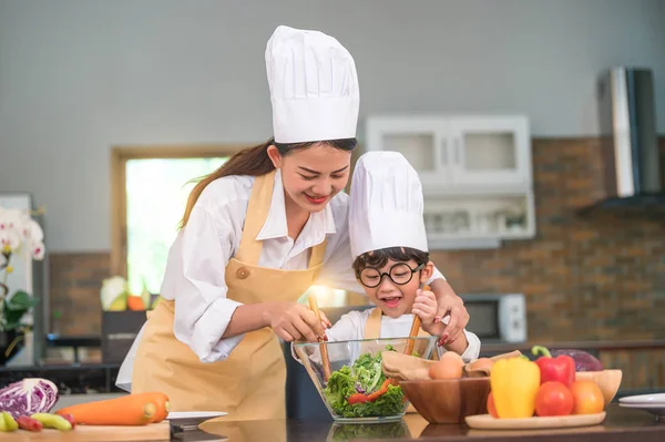 Feliz hermosa mujer asiática y lindo niño con gafas — Foto de Stock