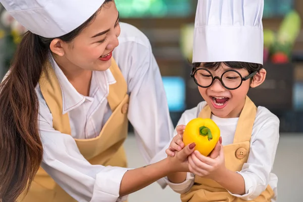 Retrato lindo poco asiático feliz chico chef interesado en cocinar — Foto de Stock