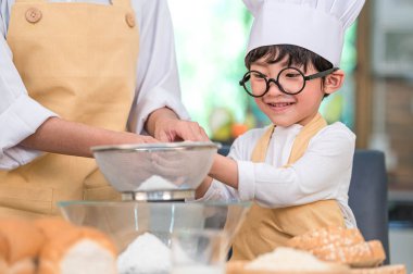 Sevimli küçük Asyalı çocuk ve güzel anne hamur un w eme
