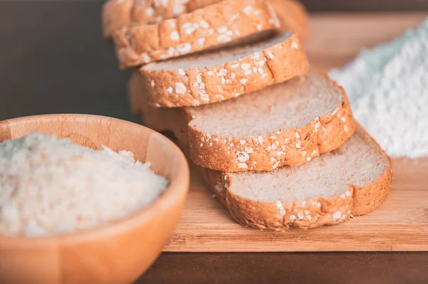 Corte el arroz y la harina de pan en una tabla de cortar de madera. Nutritivo o — Foto de Stock