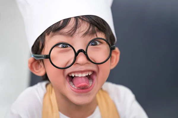 Retrato lindo poco asiático feliz chico haciendo divertido lengua cara y — Foto de Stock