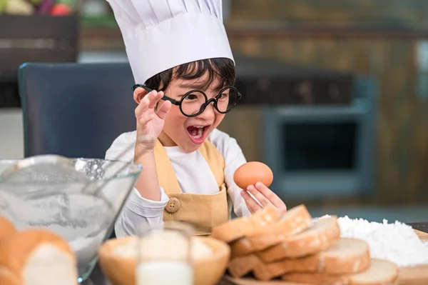 Retrato lindo pequeño asiático feliz chico sorprendido e interesado en — Foto de Stock