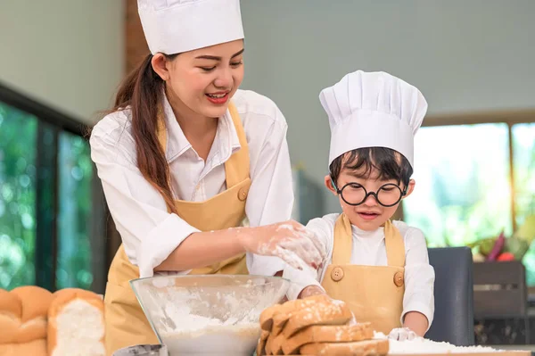 Hermosa mujer y lindo poco asiático chico con gafas, chef — Foto de Stock