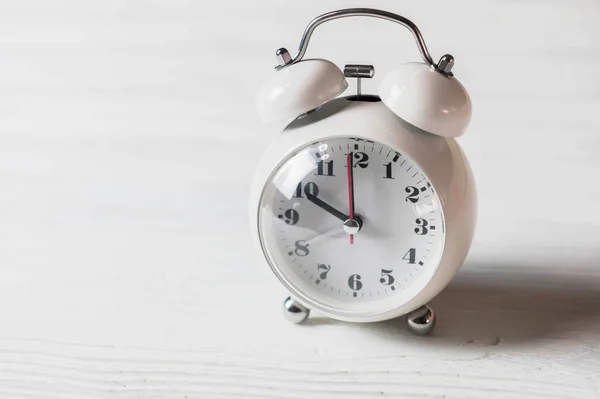 Horloge blanche sur table en bois. Concept objet et électronique . — Photo