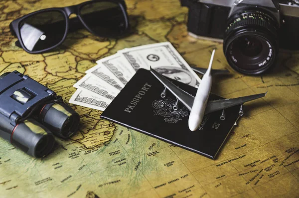 Turist planering rekvisita och Resetillbehör med American pass — Stockfoto