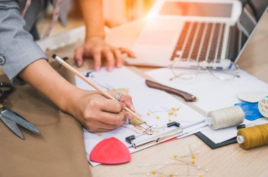 Ev ofis atölyesinde çalışan çekici kadın moda tasarımcısı el Closeup. Şık fashionista kadın yeni bez tasarım koleksiyonu oluşturma. Terzilik ve dikiş İnsanlar yaşam tarzı ve meslek