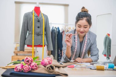 Ev ofisinde çalışan çekici Asyalı kadın moda tasarımcısı