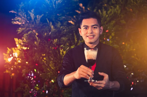 Jonge Aziatische Man Barman Mengen Alcohol Drinken Cocktail Glas Wijn — Stockfoto