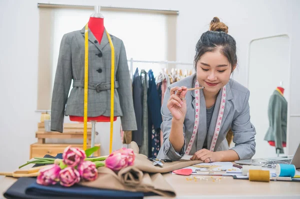 Attraktiv asiatisk kvinnlig modedesigner som arbetar i hemmakontor — Stockfoto