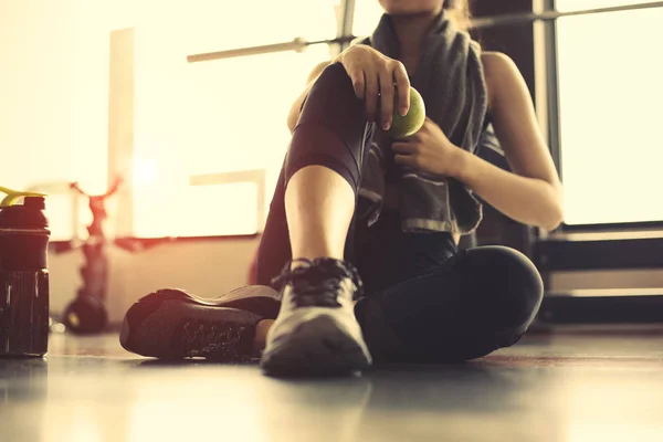 Sportvrouw oefening workout in fitness sport Gym Holding groen — Stockfoto