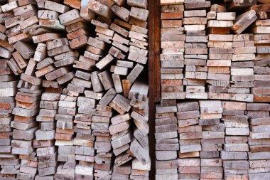 Odun ambarı kesme dolu kereste fabrikası. Fabrika ve pr