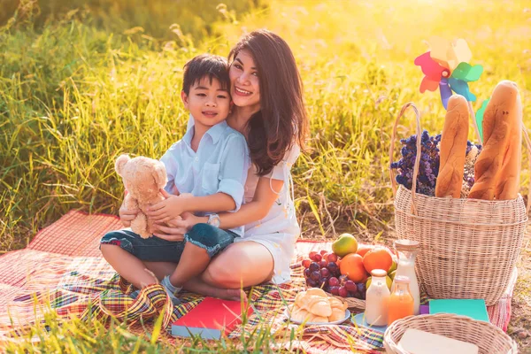 Мать и сын на пикнике и в пасхальное лето — стоковое фото