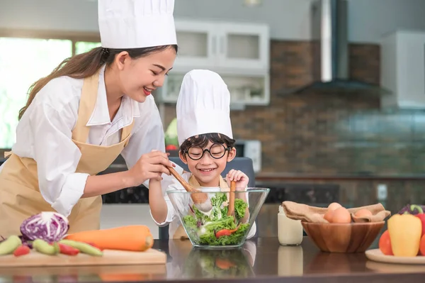 Feliz hermosa mujer asiática y lindo niño con gafas — Foto de Stock