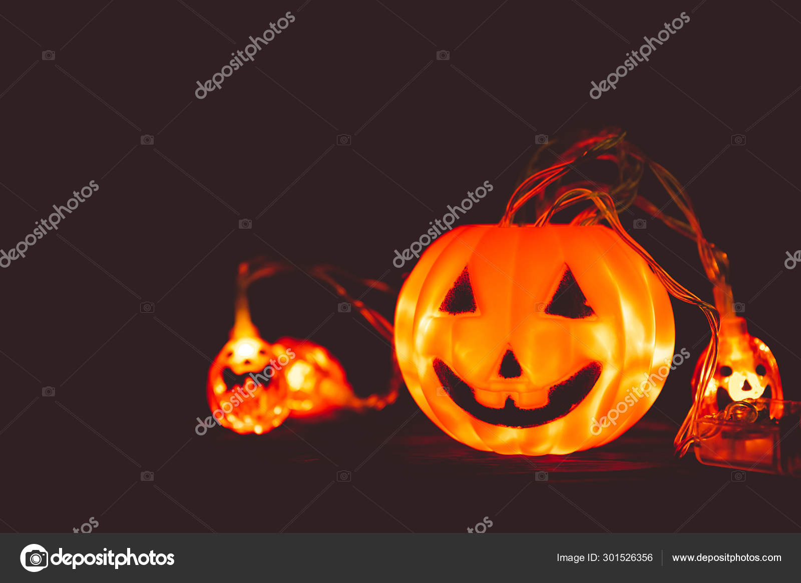 할로윈 호박과 어두운, 나무 배경에 빛. 할로위 ()할로위 ()로 — 스톡 사진 © shutter2u #301526356, image size:1600x1165