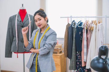 İş sahibi atölyesinde moda tasarımcısı stilist. Terzi ve 