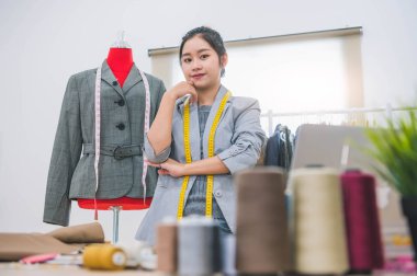 İş sahibi atölyesinde moda tasarımcısı stilist. Terzi ve 