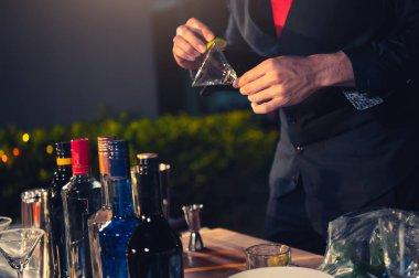 Profesyonel barmen taze limonata kokteylhazırlanıyor