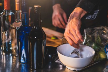 Taze hazırlama barmen el ile alkollü şişelerin closeup