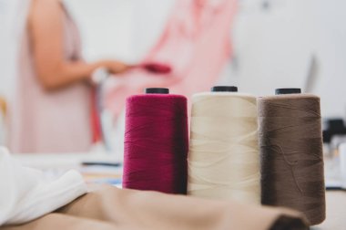 W moda tasarımcısı arka plan ile renkli iplik Closeup