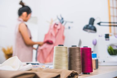 W moda tasarımcısı arka plan ile renkli iplik Closeup