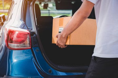 Teslimat adam özelleştirme yoluyla müşterilerine karton kutu teslim ediyor