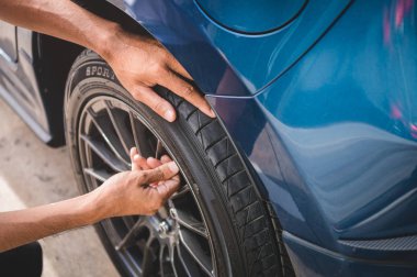 Lastup erkek otomotiv teknisyeni lastik valf azot kaldırma 