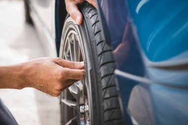 Lastup erkek otomotiv teknisyeni lastik valf azot kaldırma 
