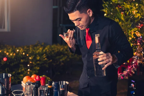 Professionele barman bereidt verse limoen limonade cocktail in — Stockfoto