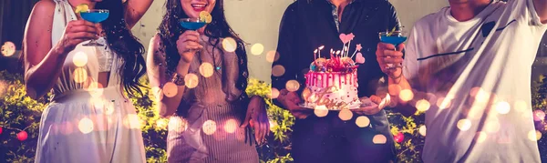 Nahaufnahme Unterkörper Freunde Gruppe mit Outdoor-Geburtstagsparty ein — Stockfoto