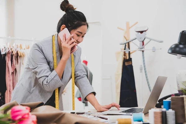 Attraktiv asiatisk kvinnlig modedesigner arbetar i kläder SHO — Stockfoto