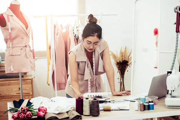 Привлекательная азиатка-модельер работает в домашнем офисе — стоковое фото