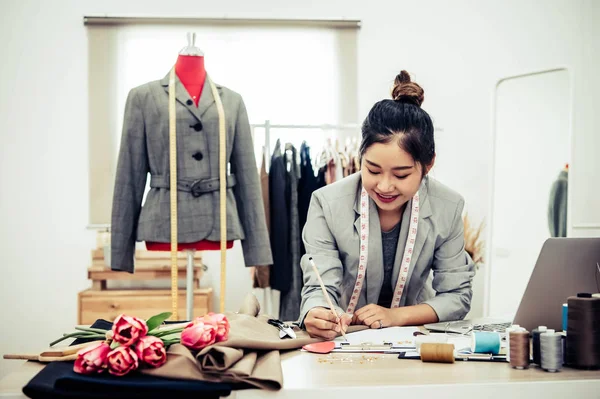 Attraktiv asiatisk kvinnlig modedesigner som arbetar i hemmakontor — Stockfoto