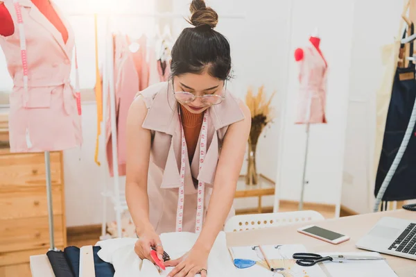 Attraktiv asiatisk kvinnlig modedesigner som arbetar i hemmakontor — Stockfoto