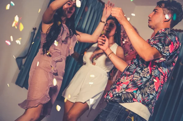 Gelukkige vrienden dansen en plezier hebben in Nieuwjaar feest 's nachts — Stockfoto