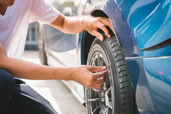 Technicien automobile masculin qui enlève l'azote de la valve de pneu — Photo