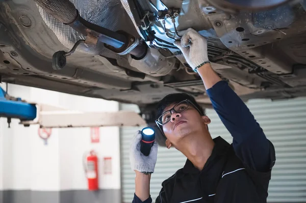 Mechanické držení a zářivá svítilna asijského muže — Stock fotografie