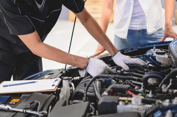 Asiático masculino auto mecânico examinar carro motor avaria problema em — Fotografia de Stock