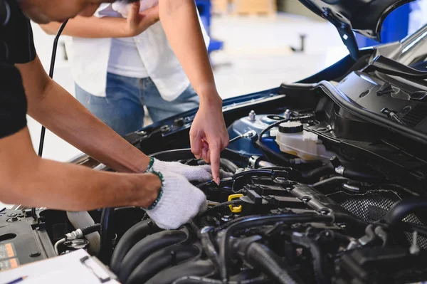 Asiático masculino auto mecânico examinar carro motor avaria problema em — Fotografia de Stock